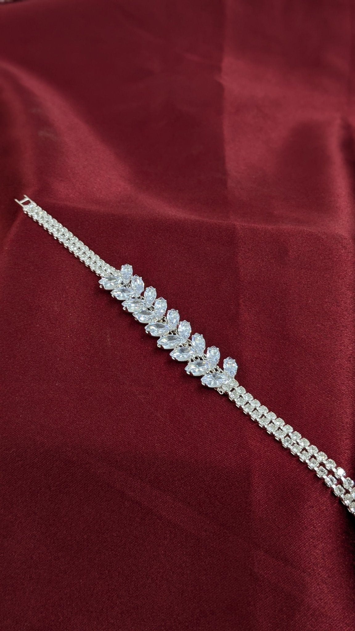 leaf - pattern white bracelet - Ladies Point