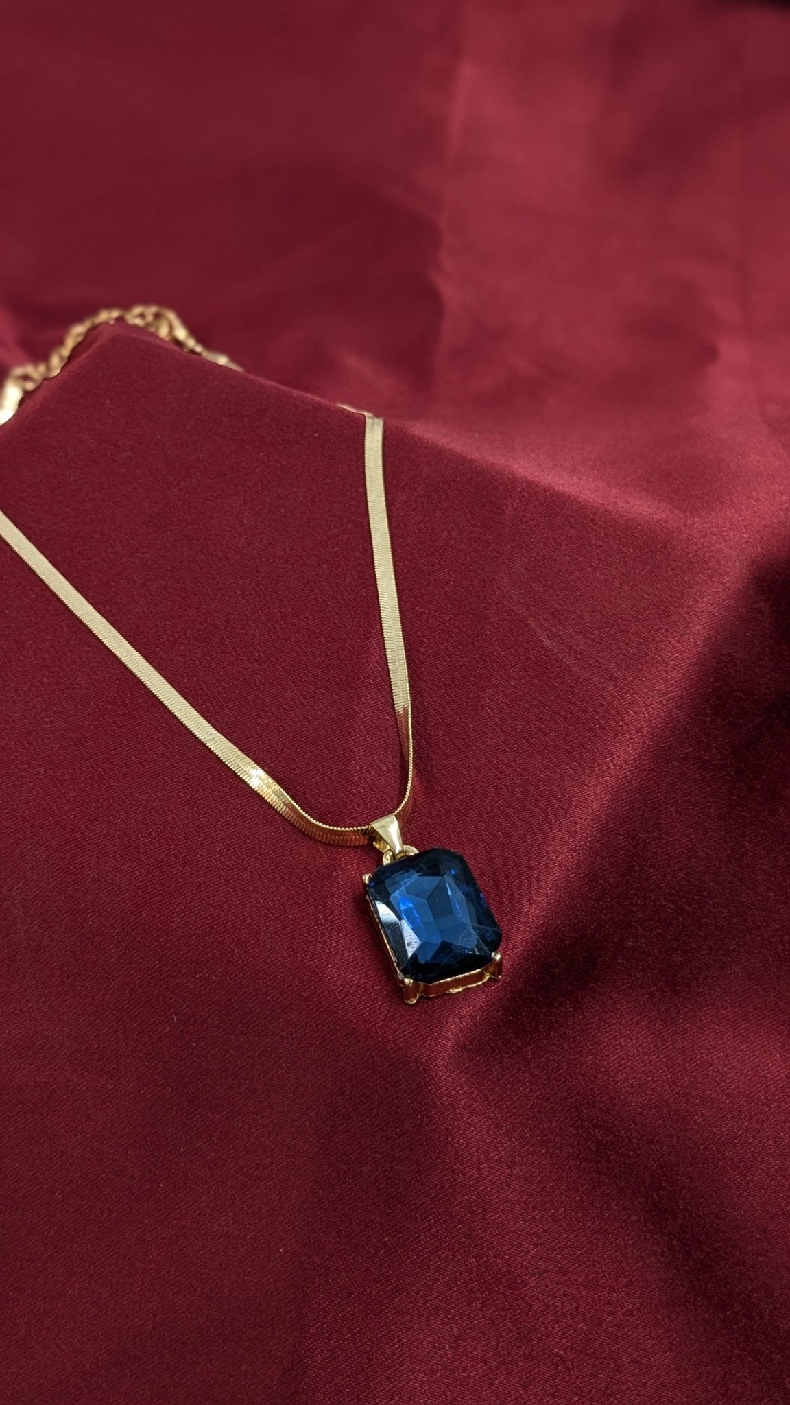 Square pendant necklace