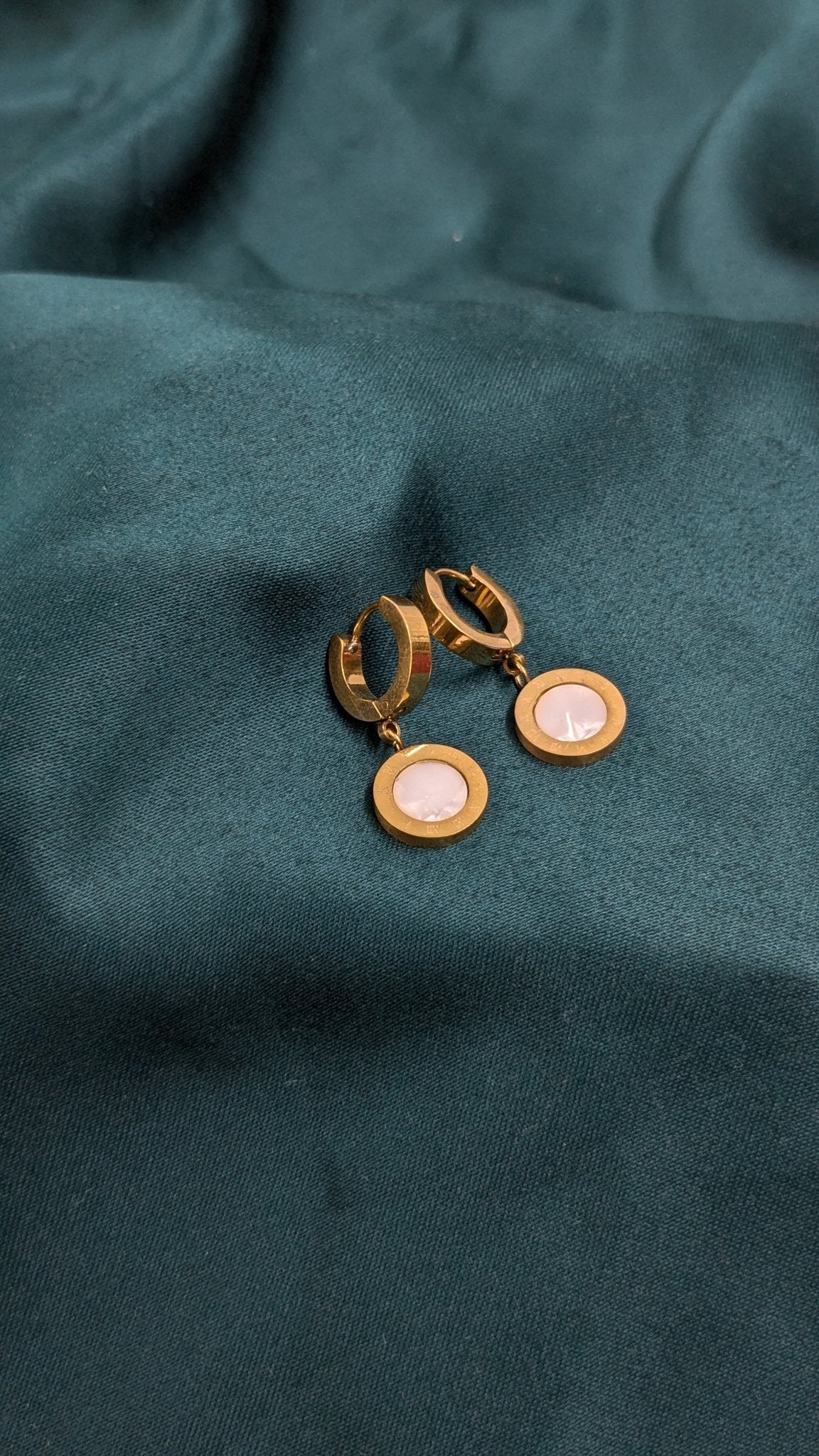 Round white center Earring - Ladies Point