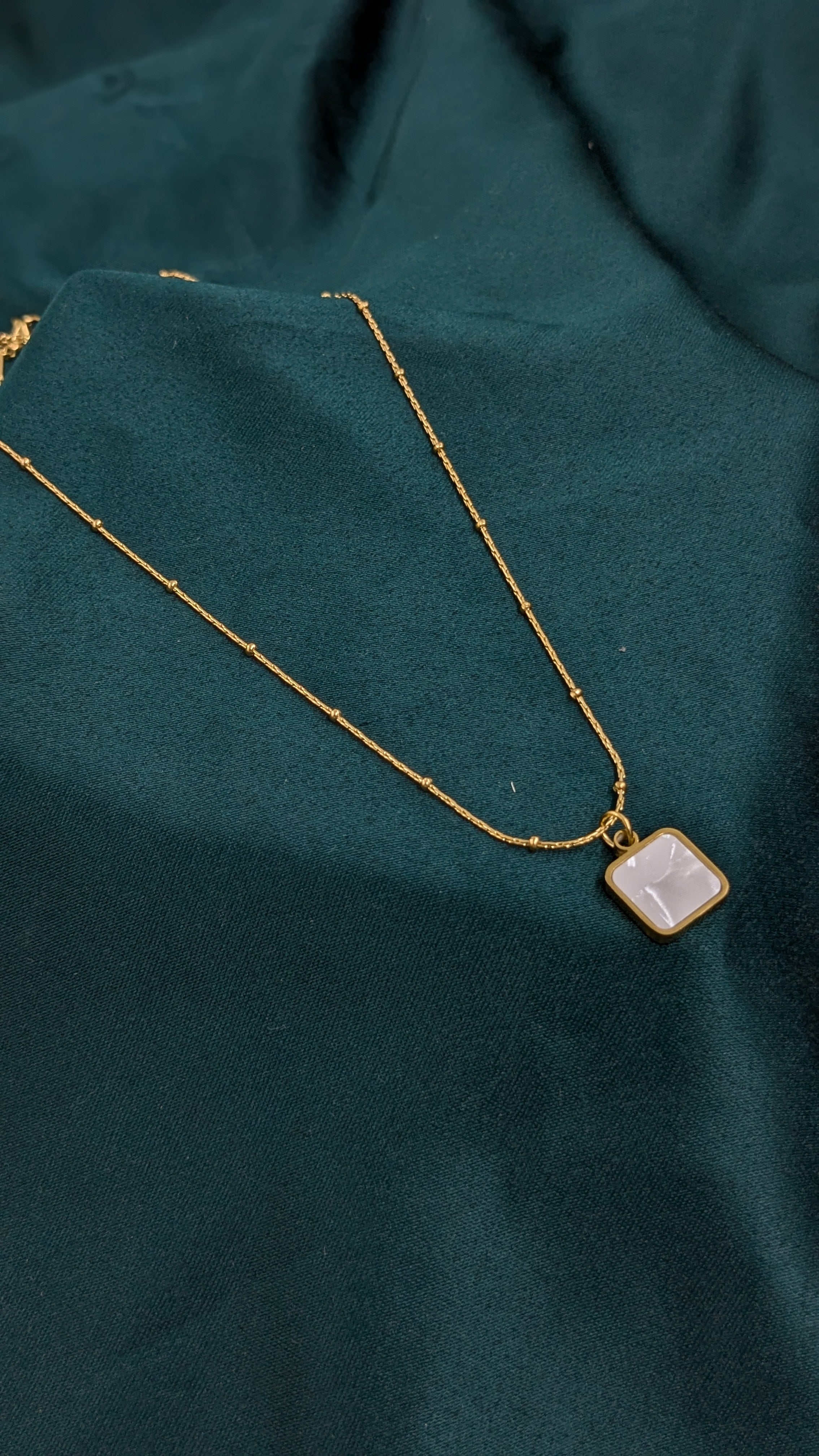squaren pearlescent necklace