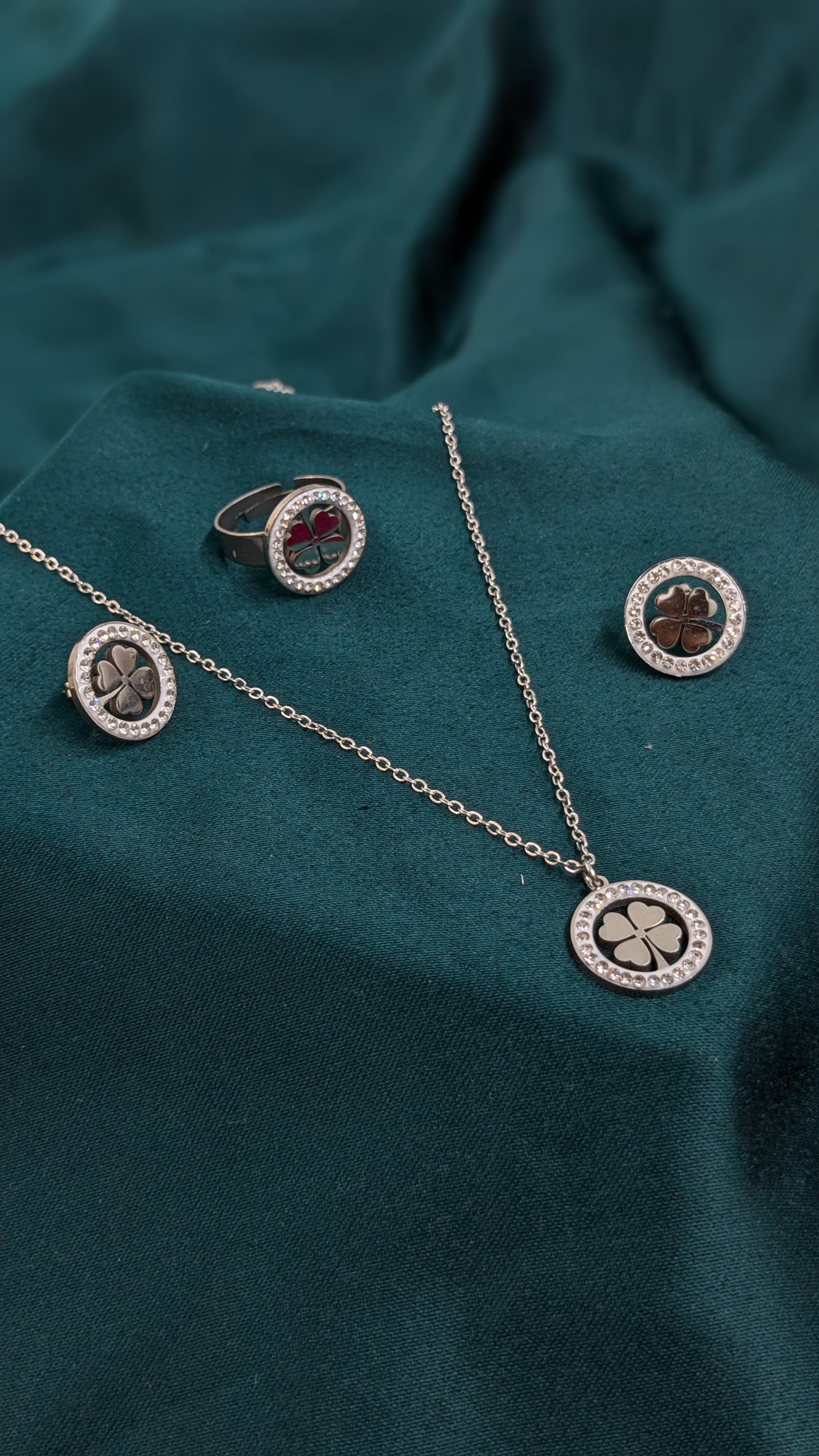 Four-piece white clover necklace set