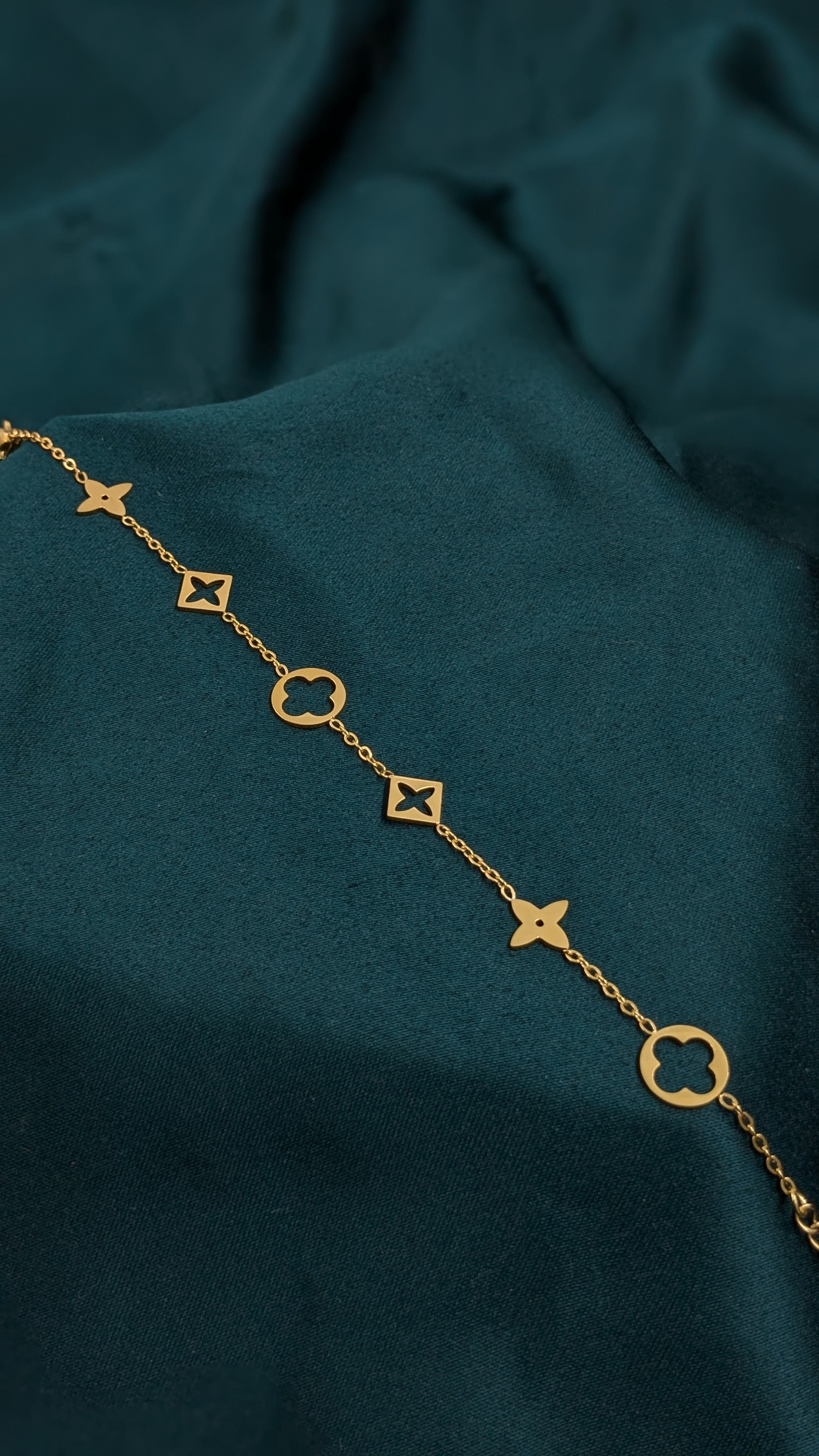 Four-leaf clover bracelet